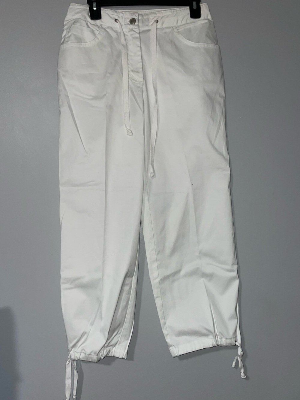 🐓NWT Statements Women’s White Drawstring Cropped Pants